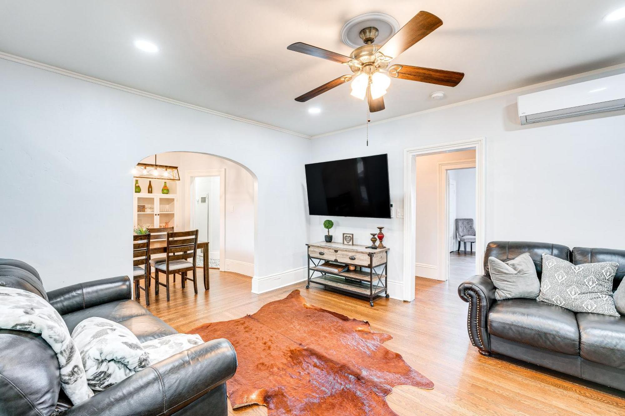 Bright Woodland Apartment Walk To Main Street Bagian luar foto