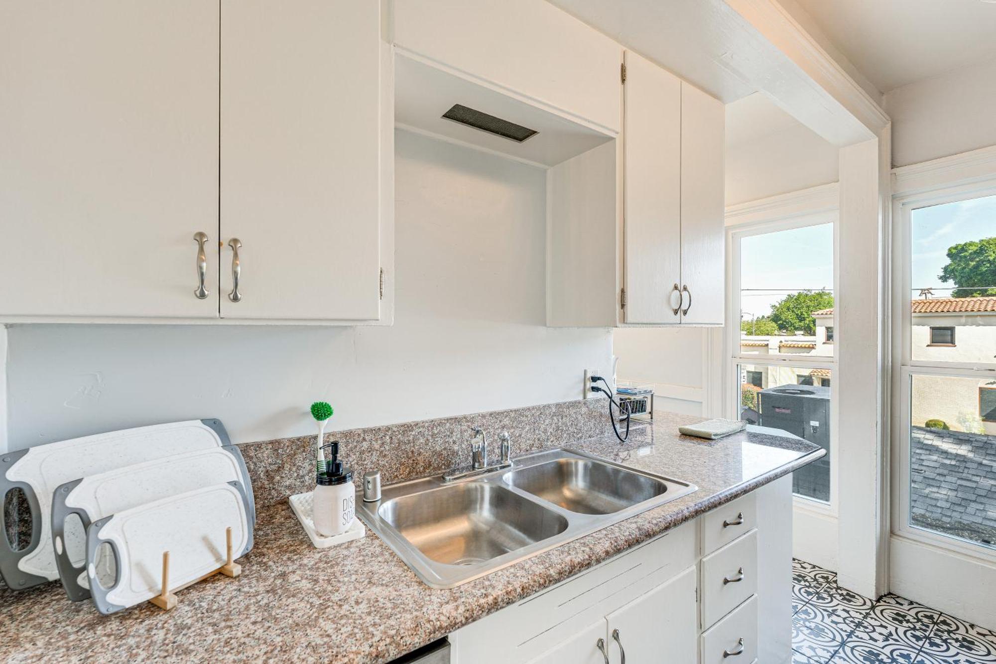 Bright Woodland Apartment Walk To Main Street Bagian luar foto